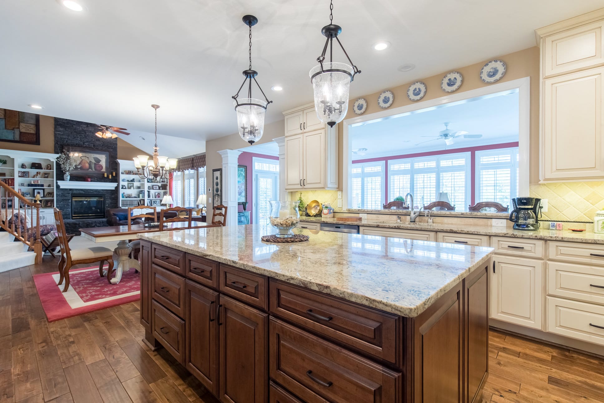 It is important to choose the right countertop for the kitchen, because the surface has to withstand many loads for a long time. That is why we offer countertops in a variety of materials and colors.